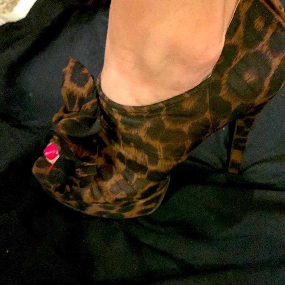 Cheetah print high heels, brand new size 6